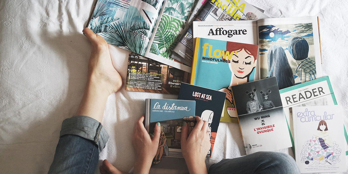 Aufgeschlagene Bücher am Bett