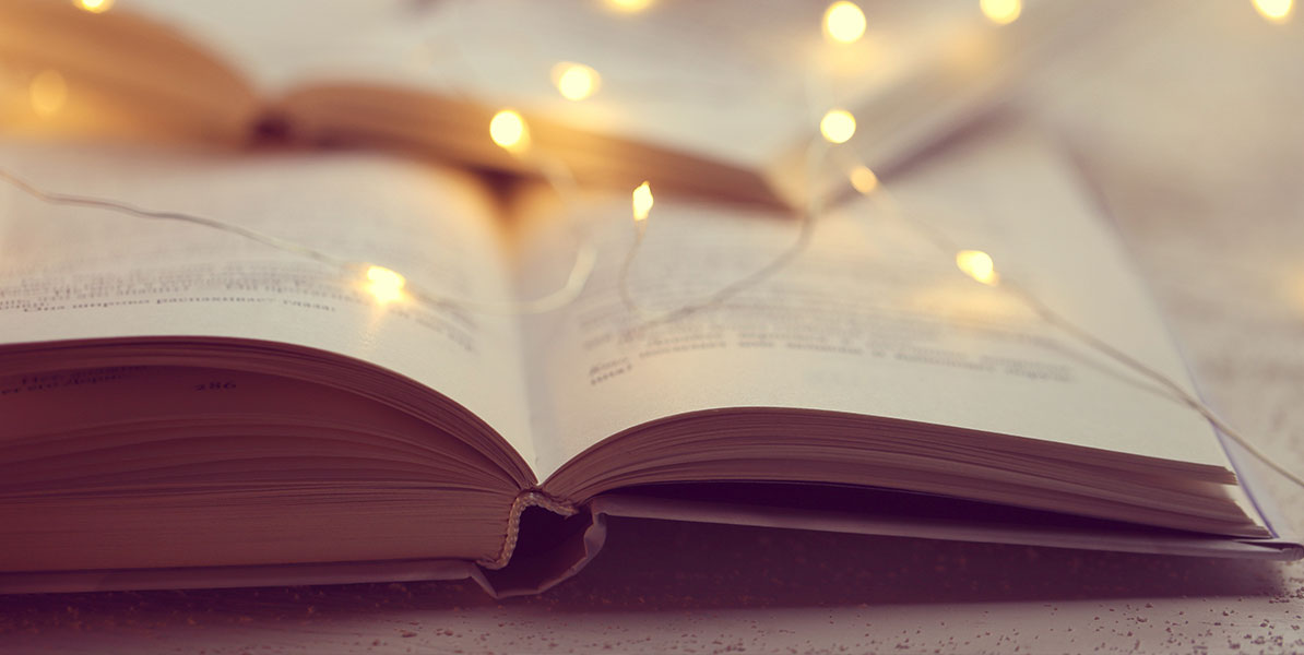 Buch mit Lichterkette