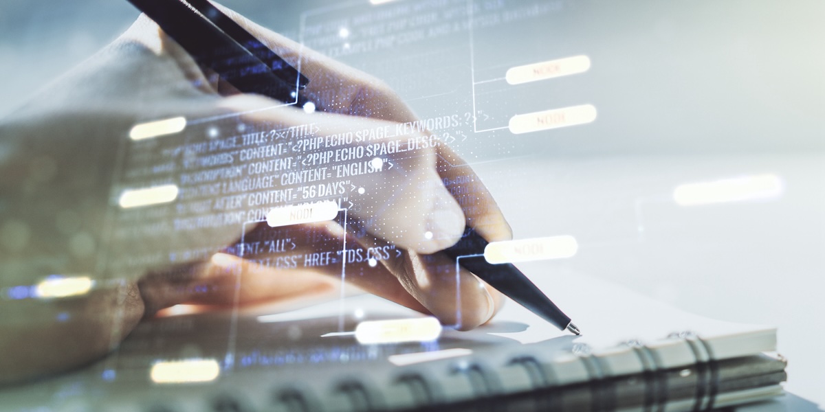 Einre Hand schreibt in ein Notizbuch, davor durchsichtiger Layer mit Code